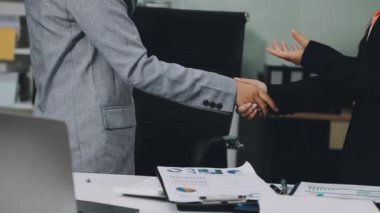 Modern ofiste iş adamları el sıkışıyor. iş toplantısı kavramı