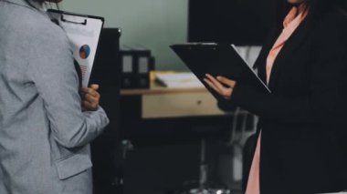 İş adamları sözleşme imzaladıktan sonra el sıkışıyor