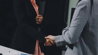 İş kadını iş ortağıyla tokalaşıyor. İş ve başarı kavramı. takım çalışması