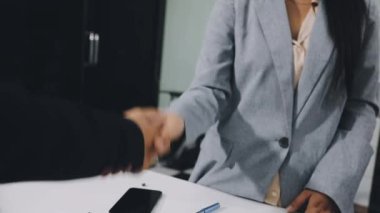 İş kadını ofiste görüştükten sonra el sıkışıyor.