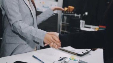 İş ekibi el sıkışıyor, toplantıyı bitiriyor.