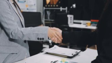 İş adamlarının el sıkışması ofis, iş ve sözleşme