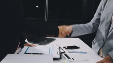 İş Adamları Tokalaşıyor