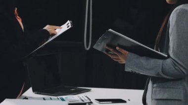 İş adamları konferans salonunda el sıkışıyor..