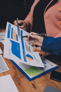 Yatırım stratejilerini analiz etmek için iş toplantıları ve daha karlı bir iş için beyin fırtınası satış planları.