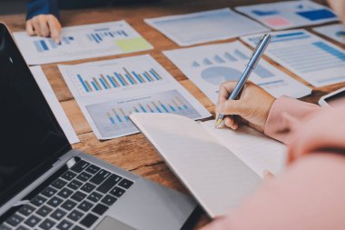 Yatırım stratejilerini analiz etmek için iş toplantıları ve daha karlı bir iş için beyin fırtınası satış planları.