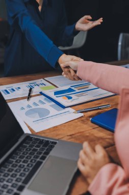 İş birleşme ve satın alma, başarılı müzakere, tokalaşma, ortaklık ve iş anlaşması konseptine ortak olmak için iki iş adamı el sıkışması.