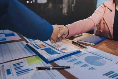 İş birleşme ve satın alma, başarılı müzakere, tokalaşma, ortaklık ve iş anlaşması konseptine ortak olmak için iki iş adamı el sıkışması.