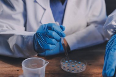 Laboratuvarda kan testi. Dispanser ile çalışan laboratuvar asistanı. Kanlı vakum tüpleri..