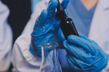 Laboratuvarda kan testi. Dispanser ile çalışan laboratuvar asistanı. Kanlı vakum tüpleri..