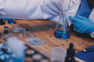 Laboratuvarda kan testi. Dispanser ile çalışan laboratuvar asistanı. Kanlı vakum tüpleri..