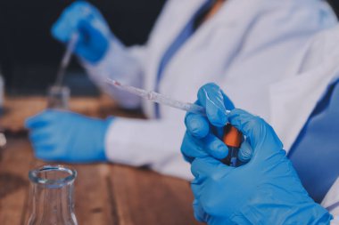 Laboratuvarda kan testi. Dispanser ile çalışan laboratuvar asistanı. Kanlı vakum tüpleri..