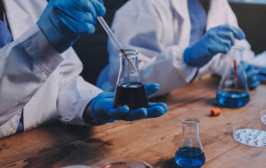 Laboratuvarda kan testi. Dispanser ile çalışan laboratuvar asistanı. Kanlı vakum tüpleri..