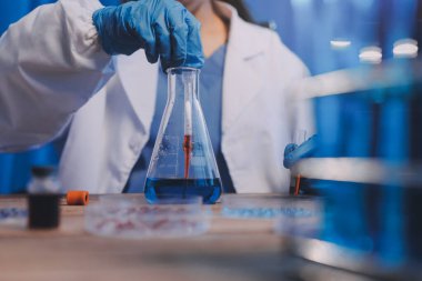 Laboratuvarda kan testi. Dispanser ile çalışan laboratuvar asistanı. Kanlı vakum tüpleri..