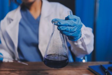 Laboratuvarda kan testi. Dispanser ile çalışan laboratuvar asistanı. Kanlı vakum tüpleri..