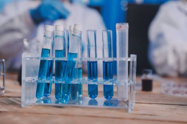 Laboratuvarda kan testi. Dispanser ile çalışan laboratuvar asistanı. Kanlı vakum tüpleri..