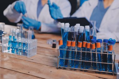 Laboratuvarda kan testi. Dispanser ile çalışan laboratuvar asistanı. Kanlı vakum tüpleri..