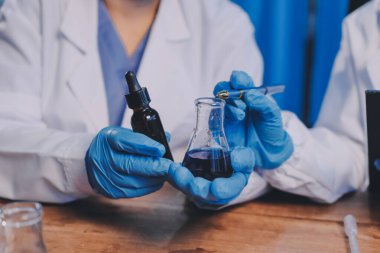 Laboratuvarda kan testi. Dispanser ile çalışan laboratuvar asistanı. Kanlı vakum tüpleri..