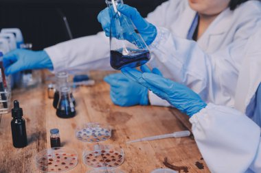 Laboratuvarda kan testi. Dispanser ile çalışan laboratuvar asistanı. Kanlı vakum tüpleri..