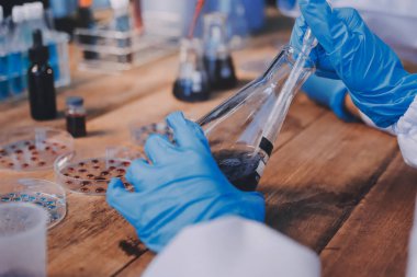 Laboratuvarda kan testi. Dispanser ile çalışan laboratuvar asistanı. Kanlı vakum tüpleri..