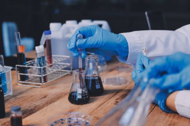 Laboratuvarda kan testi. Dispanser ile çalışan laboratuvar asistanı. Kanlı vakum tüpleri..