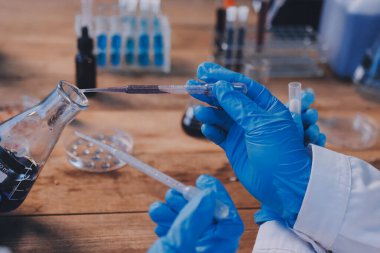 Laboratuvarda kan testi. Dispanser ile çalışan laboratuvar asistanı. Kanlı vakum tüpleri..