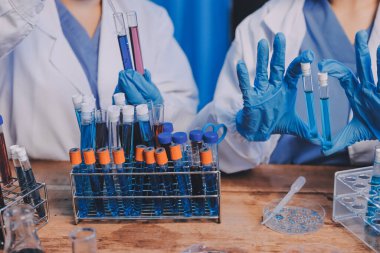 Laboratuvarda kan testi. Dispanser ile çalışan laboratuvar asistanı. Kanlı vakum tüpleri..