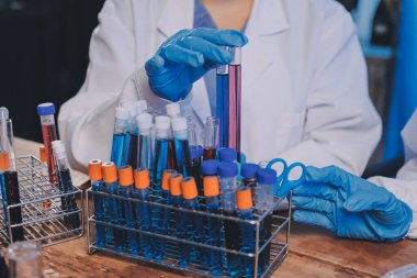 Laboratuvarda kan testi. Dispanser ile çalışan laboratuvar asistanı. Kanlı vakum tüpleri..