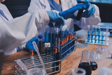 Laboratuvarda kan testi. Dispanser ile çalışan laboratuvar asistanı. Kanlı vakum tüpleri..