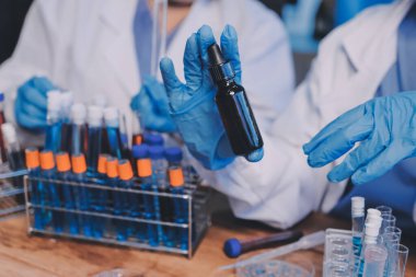 Laboratuvarda kan testi. Dispanser ile çalışan laboratuvar asistanı. Kanlı vakum tüpleri..