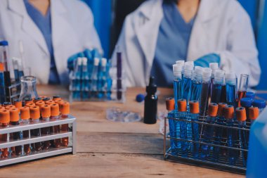 Laboratuvarda kan testi. Dispanser ile çalışan laboratuvar asistanı. Kanlı vakum tüpleri..