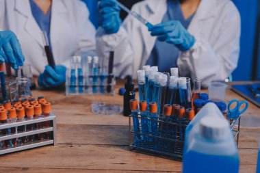 Laboratuvarda kan testi. Dispanser ile çalışan laboratuvar asistanı. Kanlı vakum tüpleri..