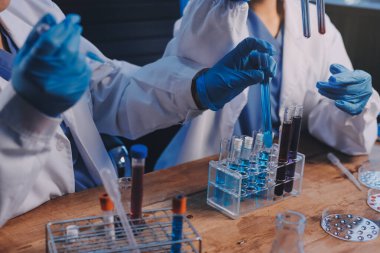 Laboratuvarda kan testi. Dispanser ile çalışan laboratuvar asistanı. Kanlı vakum tüpleri..