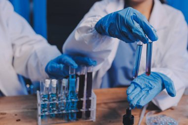 Laboratuvarda kan testi. Dispanser ile çalışan laboratuvar asistanı. Kanlı vakum tüpleri..