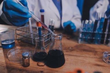 Laboratuvarda kan testi. Dispanser ile çalışan laboratuvar asistanı. Kanlı vakum tüpleri..