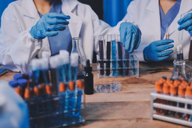 Laboratuvarda kan testi. Dispanser ile çalışan laboratuvar asistanı. Kanlı vakum tüpleri..