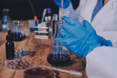 Laboratuvarda kan testi. Dispanser ile çalışan laboratuvar asistanı. Kanlı vakum tüpleri..