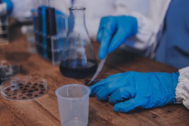 Laboratuvarda kan testi. Dispanser ile çalışan laboratuvar asistanı. Kanlı vakum tüpleri..