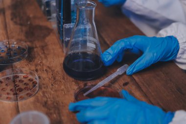 Laboratuvarda kan testi. Dispanser ile çalışan laboratuvar asistanı. Kanlı vakum tüpleri..