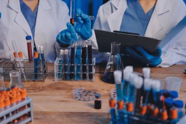 Laboratuvarda kan testi. Dispanser ile çalışan laboratuvar asistanı. Kanlı vakum tüpleri..