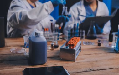 Laboratuvarda kan testi. Dispanser ile çalışan laboratuvar asistanı. Kanlı vakum tüpleri..