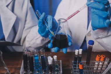 Laboratuvarda kan testi. Dispanser ile çalışan laboratuvar asistanı. Kanlı vakum tüpleri..