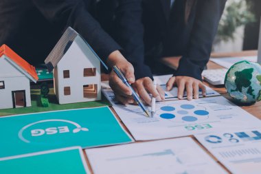 Karbon dengeli fiyat raporu CO2 emisyonu. ESG etik KOBİ ofisindeki gelecekteki büyüme ağı sıfır atığı küresel ısınma sosyal meseleleri projesini koruyor. Bir grup Asyalı SDG 'nin planı