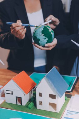 Karbon dengeli fiyat raporu CO2 emisyonu. ESG etik KOBİ ofisindeki gelecekteki büyüme ağı sıfır atığı küresel ısınma sosyal meseleleri projesini koruyor. Bir grup Asyalı SDG 'nin planı