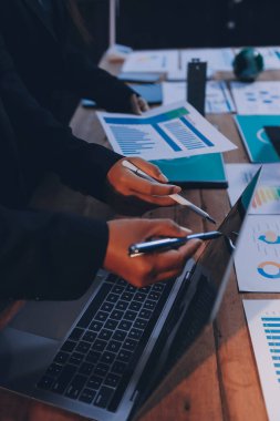 Karbon dengeli fiyat raporu CO2 emisyonu. ESG etik KOBİ ofisindeki gelecekteki büyüme ağı sıfır atığı küresel ısınma sosyal meseleleri projesini koruyor. Bir grup Asyalı SDG 'nin planı