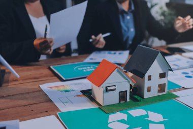 Karbon dengeli fiyat raporu CO2 emisyonu. ESG etik KOBİ ofisindeki gelecekteki büyüme ağı sıfır atığı küresel ısınma sosyal meseleleri projesini koruyor. Bir grup Asyalı SDG 'nin planı