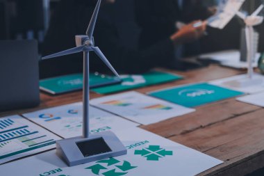 Karbon dengeli fiyat raporu CO2 emisyonu. ESG etik KOBİ ofisindeki gelecekteki büyüme ağı sıfır atığı küresel ısınma sosyal meseleleri projesini koruyor. Bir grup Asyalı SDG 'nin planı
