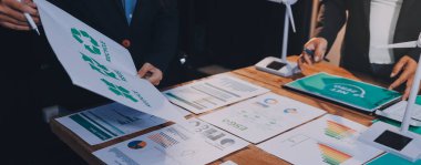 Karbon dengeli fiyat raporu CO2 emisyonu. ESG etik KOBİ ofisindeki gelecekteki büyüme ağı sıfır atığı küresel ısınma sosyal meseleleri projesini koruyor. Bir grup Asyalı SDG 'nin planı