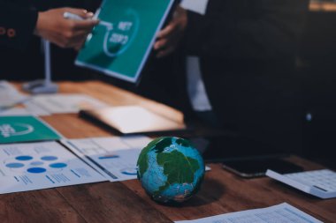 Karbon dengeli fiyat raporu CO2 emisyonu. ESG etik KOBİ ofisindeki gelecekteki büyüme ağı sıfır atığı küresel ısınma sosyal meseleleri projesini koruyor. Bir grup Asyalı SDG 'nin planı