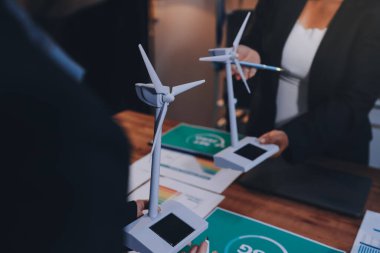 Karbon dengeli fiyat raporu CO2 emisyonu. ESG etik KOBİ ofisindeki gelecekteki büyüme ağı sıfır atığı küresel ısınma sosyal meseleleri projesini koruyor. Bir grup Asyalı SDG 'nin planı